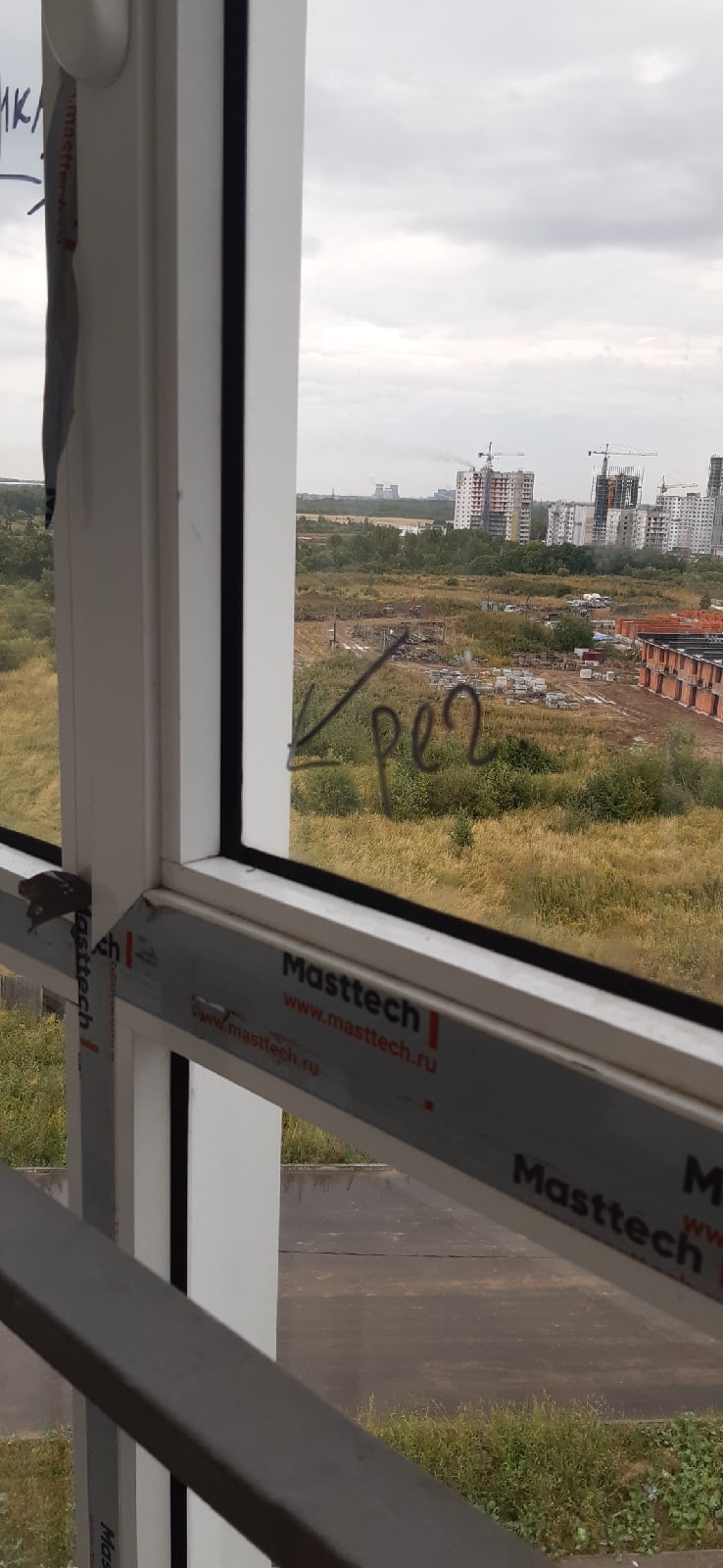 Окалина на стекле окна в новостройке, выявленная при осмотре